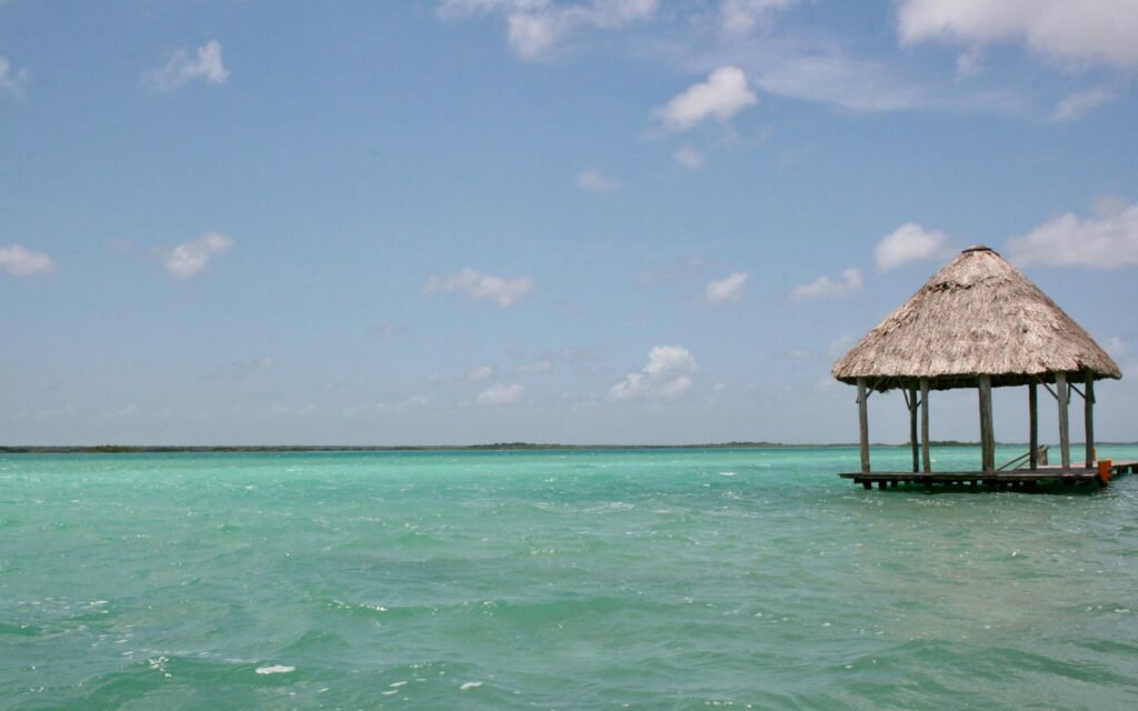 una pergola en mar azul claro cielo azul una pocas nubes
